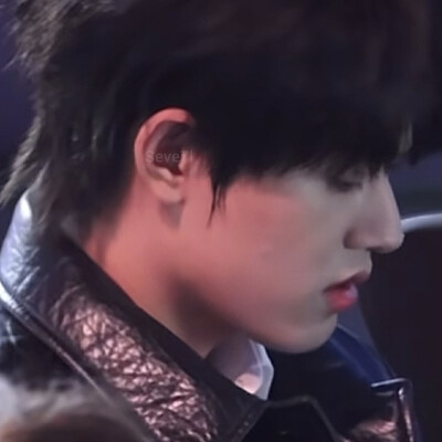 他们说宇宙诞生于一场大爆炸 而我的宇宙 诞生与你对视的那一秒