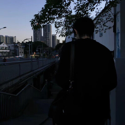 男生头像
村里的傍晚总飘着烧柴的味道
