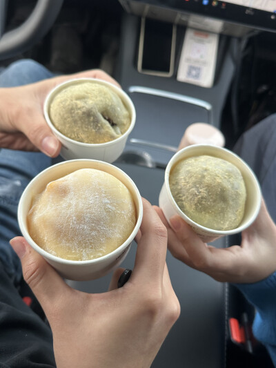 下课嘴馋三人吃个糯米糍再回家～