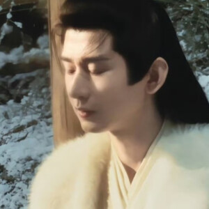 白翎金竿雨中尽，直余三脊残狼牙