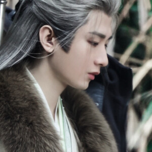 白翎金竿雨中尽，直余三脊残狼牙