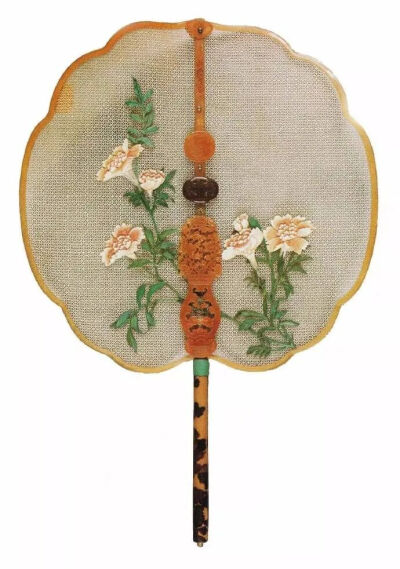 ▲   [清] 象牙雕锦地纹嵌象牙染雕石榴花图玳瑁柄扇