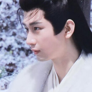 白翎金竿雨中尽，直余三脊残狼牙