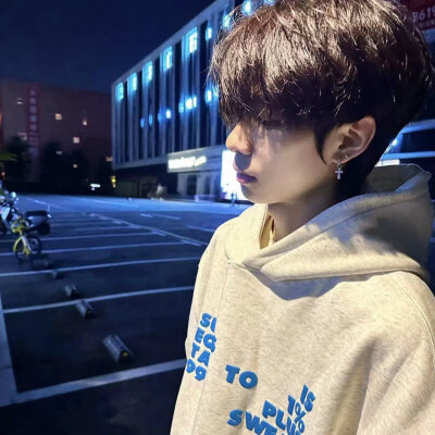 总有一天我会了解你所有的痛苦，继续笑着说我爱你
侵权删