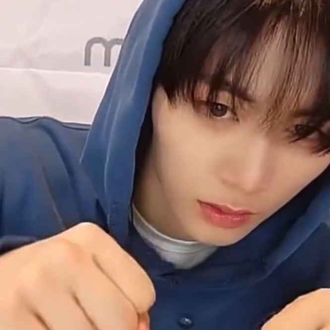 撤回了?又和我表白呢吧？每个人都有追求幸福的权利，也许有人会笑你不知道自己几斤几两，不懂得天高地厚，癞蛤蟆想吃天鹅肉，会问你飞蛾扑火值不值得。但，那又怎么样呢？感情，爱上就是爱上了，得不到也算是努力过，重发吧，我会假装没看见，不给你压力