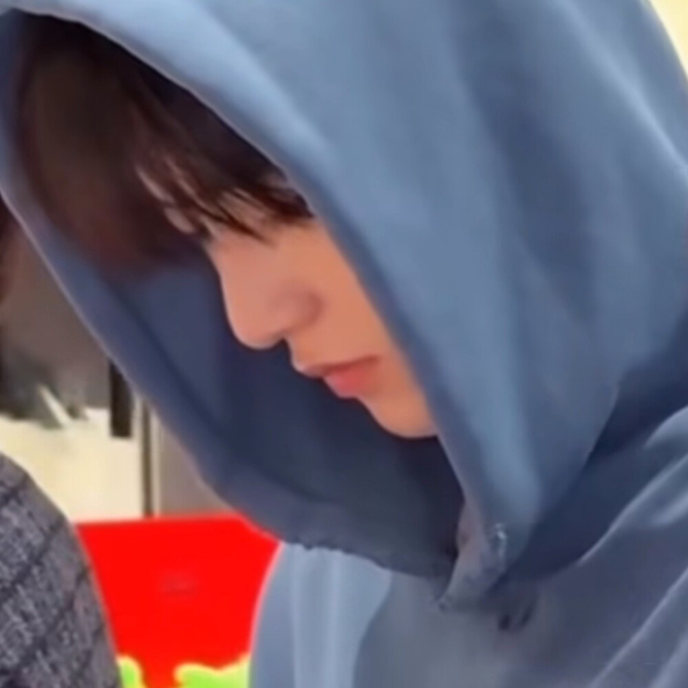 撤回了?又和我表白呢吧？每个人都有追求幸福的权利，也许有人会笑你不知道自己几斤几两，不懂得天高地厚，癞蛤蟆想吃天鹅肉，会问你飞蛾扑火值不值得。但，那又怎么样呢？感情，爱上就是爱上了，得不到也算是努力过，重发吧，我会假装没看见，不给你压力
