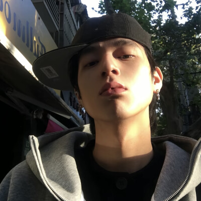 男生头像
村里的傍晚总飘着烧柴的味道
