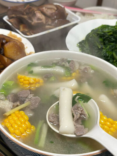 牛肉汤里放点芹菜点缀