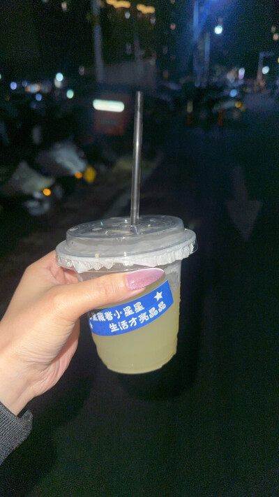 摆地摊 12块一杯的雪梨汁