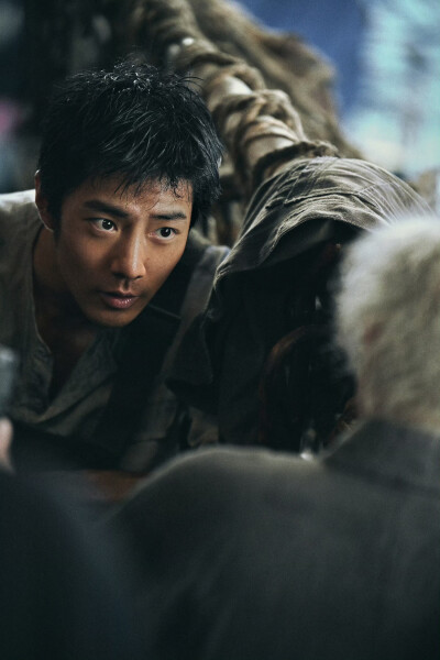 家园在背，一步不退。莫得闲@肖战 为了家人无惧无畏。#电影得闲谨制#  ​​​