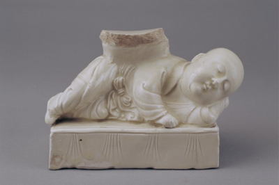 ▲宋代 定窑白釉孩儿枕（残）故宫博物院藏