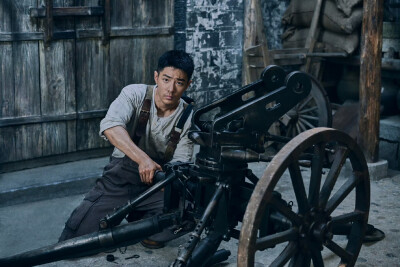 家园在背，一步不退。莫得闲@肖战 为了家人无惧无畏。#电影得闲谨制#  ​​​