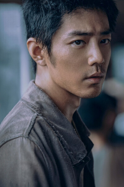 家园在背，一步不退。莫得闲@肖战 为了家人无惧无畏。#电影得闲谨制#  ​​​