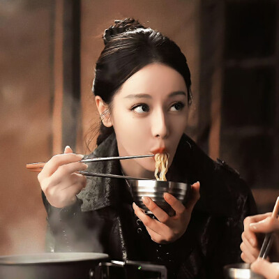 - 迪丽热巴 / 聂九罗 。