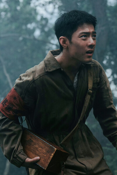 家园在背，一步不退。莫得闲@肖战 为了家人无惧无畏。#电影得闲谨制#  ​​​