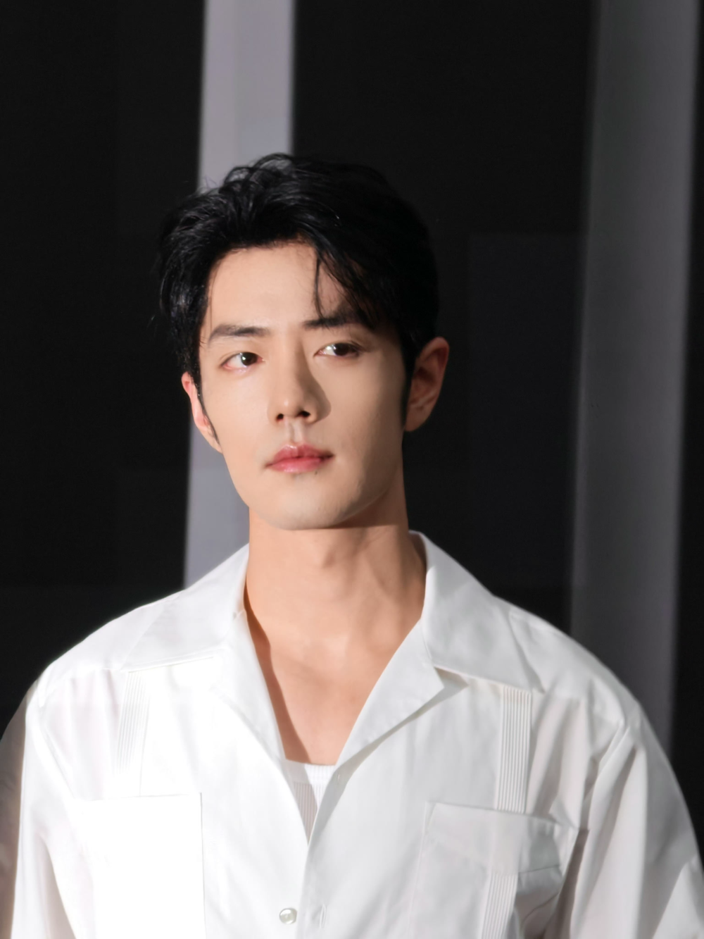 听不屈的呐喊，穿透炮火硝烟，分享莫得闲@肖战 #电影得闲谨制# 主题曲MV的瞬间！ ​​​