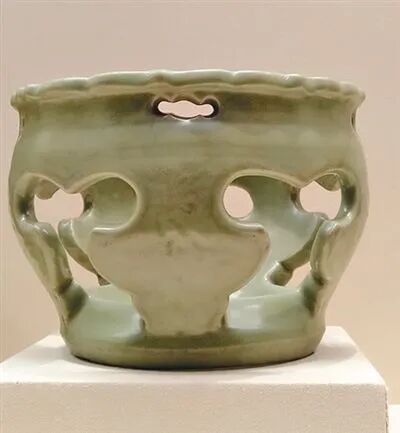 ▲   [明早期] 龙泉窑青釉镂空梅瓶器座故宫博物院藏