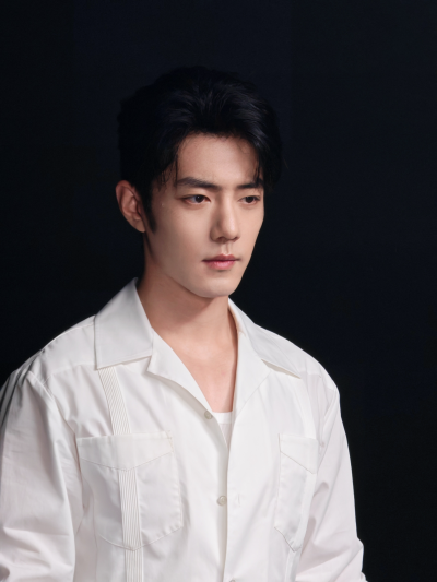 听不屈的呐喊，穿透炮火硝烟，分享莫得闲@肖战 #电影得闲谨制# 主题曲MV的瞬间！ ​​​