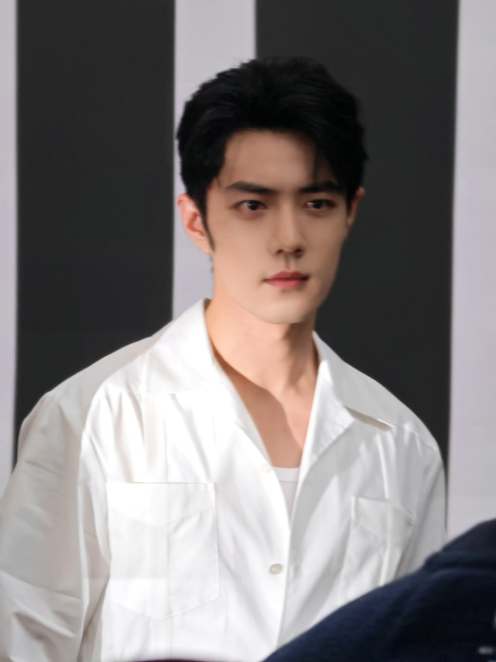 听不屈的呐喊，穿透炮火硝烟，分享莫得闲@肖战 #电影得闲谨制# 主题曲MV的瞬间！ ​​​