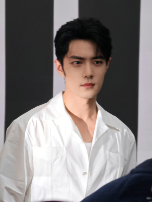 听不屈的呐喊，穿透炮火硝烟，分享莫得闲@肖战 #电影得闲谨制# 主题曲MV的瞬间！ ​​​