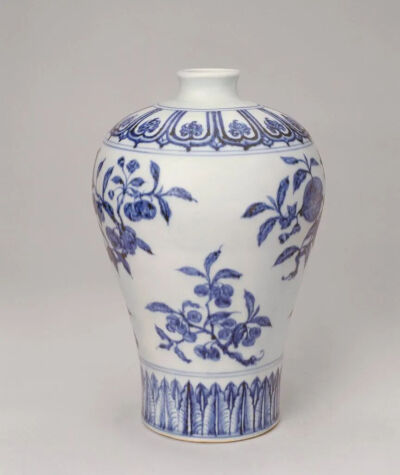 ▲   [明永乐] 景德镇窑青花折枝花果纹梅瓶，高28.5厘米，口径4.8厘米，足径11.3厘米故宫博物院藏