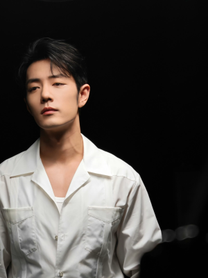 听不屈的呐喊，穿透炮火硝烟，分享莫得闲@肖战 #电影得闲谨制# 主题曲MV的瞬间！ ​​​