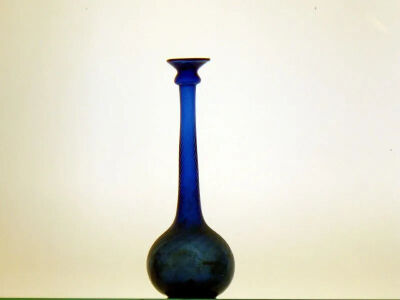 ▲   [伊朗] 钴蓝玻璃直颈瓶，18世纪末至19世纪初，35 x 11 厘米美国纽约布鲁克林博物馆藏