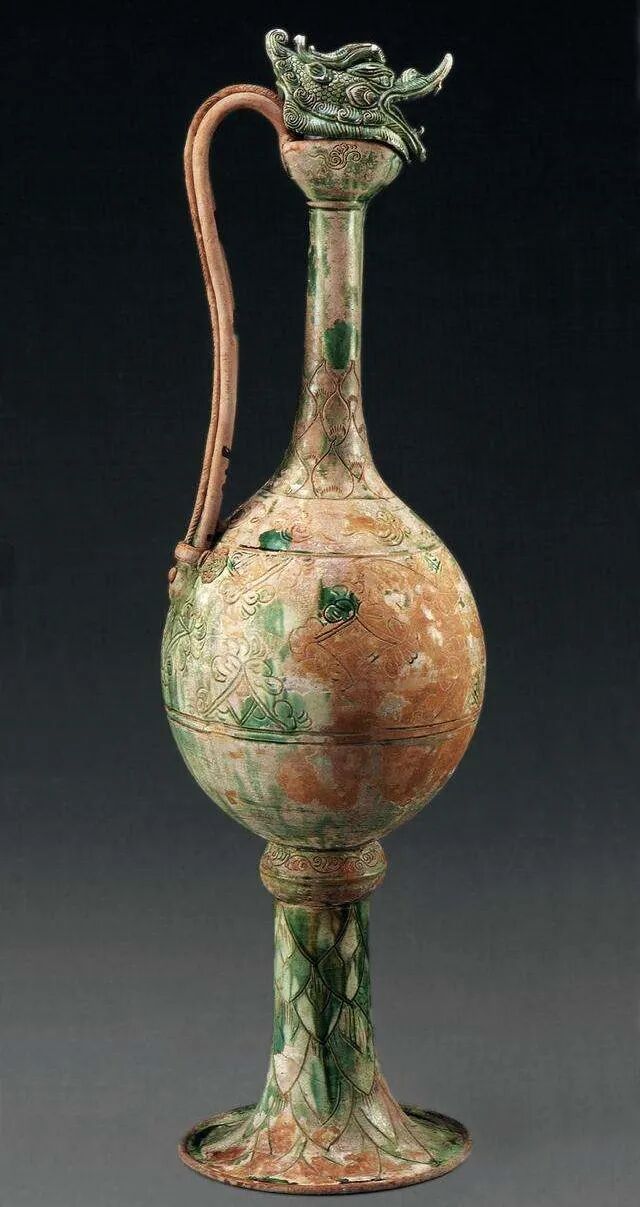 ▲  [唐] 绿釉龙首壶 高104厘米 印度尼西亚勿里洞海域“黑石号”出水 新加坡亚洲文明博物馆藏