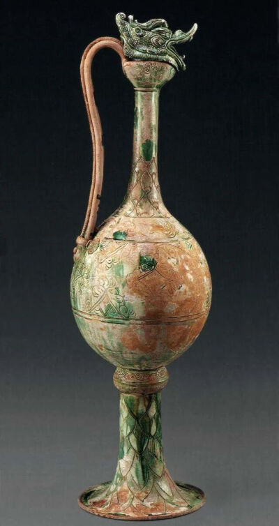 ▲  [唐] 绿釉龙首壶 高104厘米 印度尼西亚勿里洞海域“黑石号”出水 新加坡亚洲文明博物馆藏