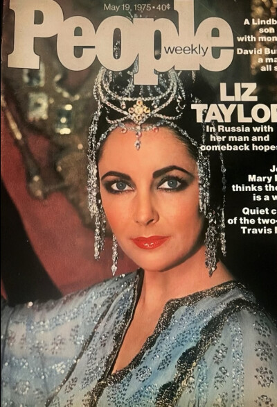 1975年，在俄罗斯拍摄电影《青鸟》期间，伊丽莎白·泰勒为《People》杂志拍摄了封面