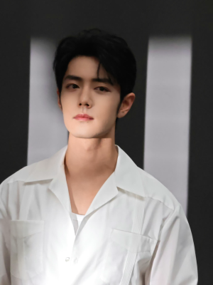 听不屈的呐喊，穿透炮火硝烟，分享莫得闲@肖战 #电影得闲谨制# 主题曲MV的瞬间！ ​​​