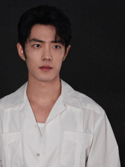 听不屈的呐喊，穿透炮火硝烟，分享莫得闲@肖战 #电影得闲谨制# 主题曲MV的瞬间！ ​​​