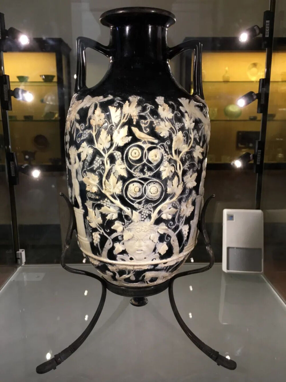 ▲   [古罗马] 蓝底白花酒神葡萄纹玻璃浮雕尖底瓶，公元前1世纪，1837年庞贝出土意大利那不勒斯国家考古博物馆藏