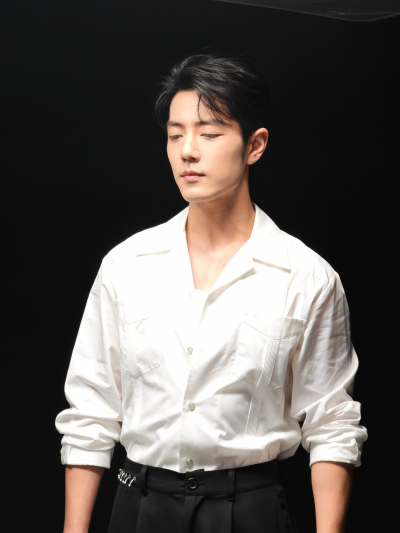 听不屈的呐喊，穿透炮火硝烟，分享莫得闲@肖战 #电影得闲谨制# 主题曲MV的瞬间！ ​​​