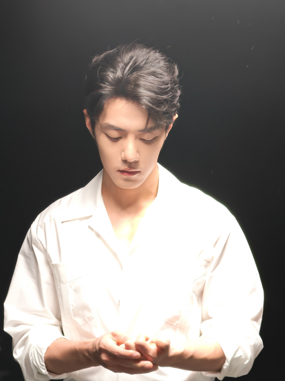 听不屈的呐喊，穿透炮火硝烟，分享莫得闲@肖战 #电影得闲谨制# 主题曲MV的瞬间！ ​​​