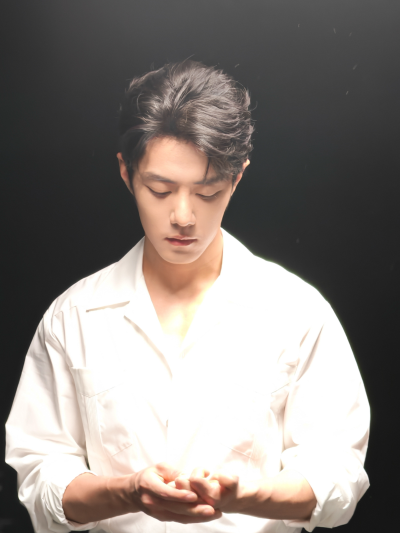 听不屈的呐喊，穿透炮火硝烟，分享莫得闲@肖战 #电影得闲谨制# 主题曲MV的瞬间！ ​​​