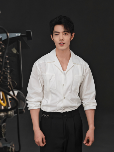 听不屈的呐喊，穿透炮火硝烟，分享莫得闲@肖战 #电影得闲谨制# 主题曲MV的瞬间！ ​​​