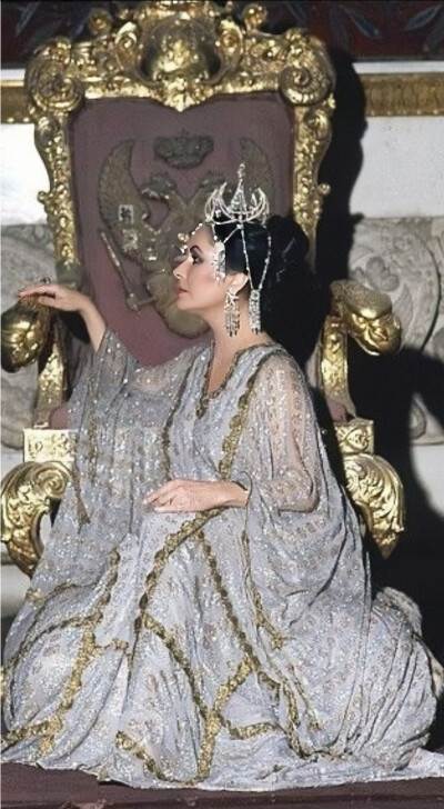 1975年，在俄罗斯拍摄电影《青鸟》期间，伊丽莎白·泰勒为《People》杂志拍摄了封面