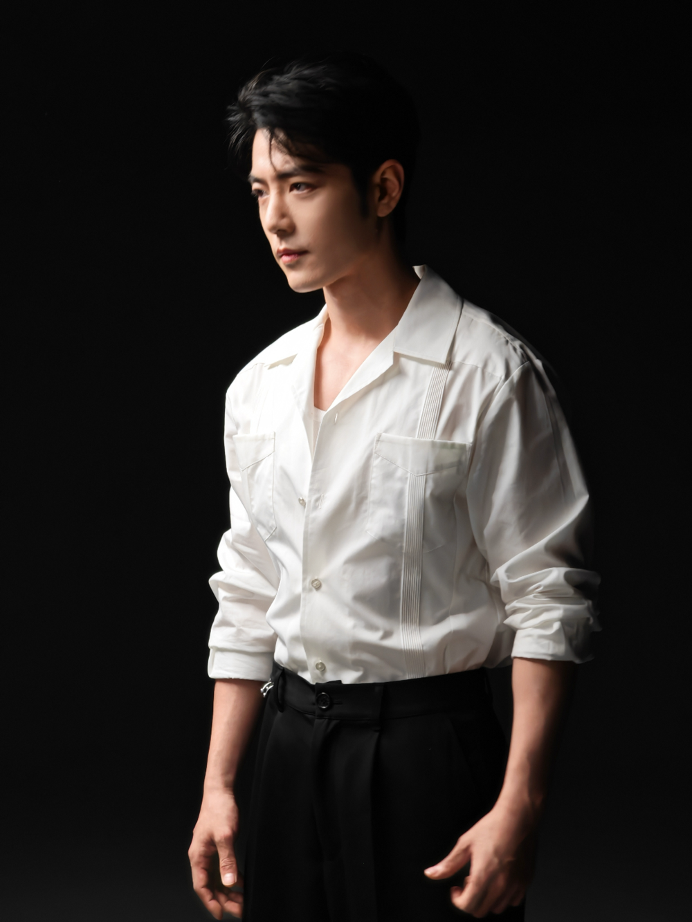 听不屈的呐喊，穿透炮火硝烟，分享莫得闲@肖战 #电影得闲谨制# 主题曲MV的瞬间！ ​​​