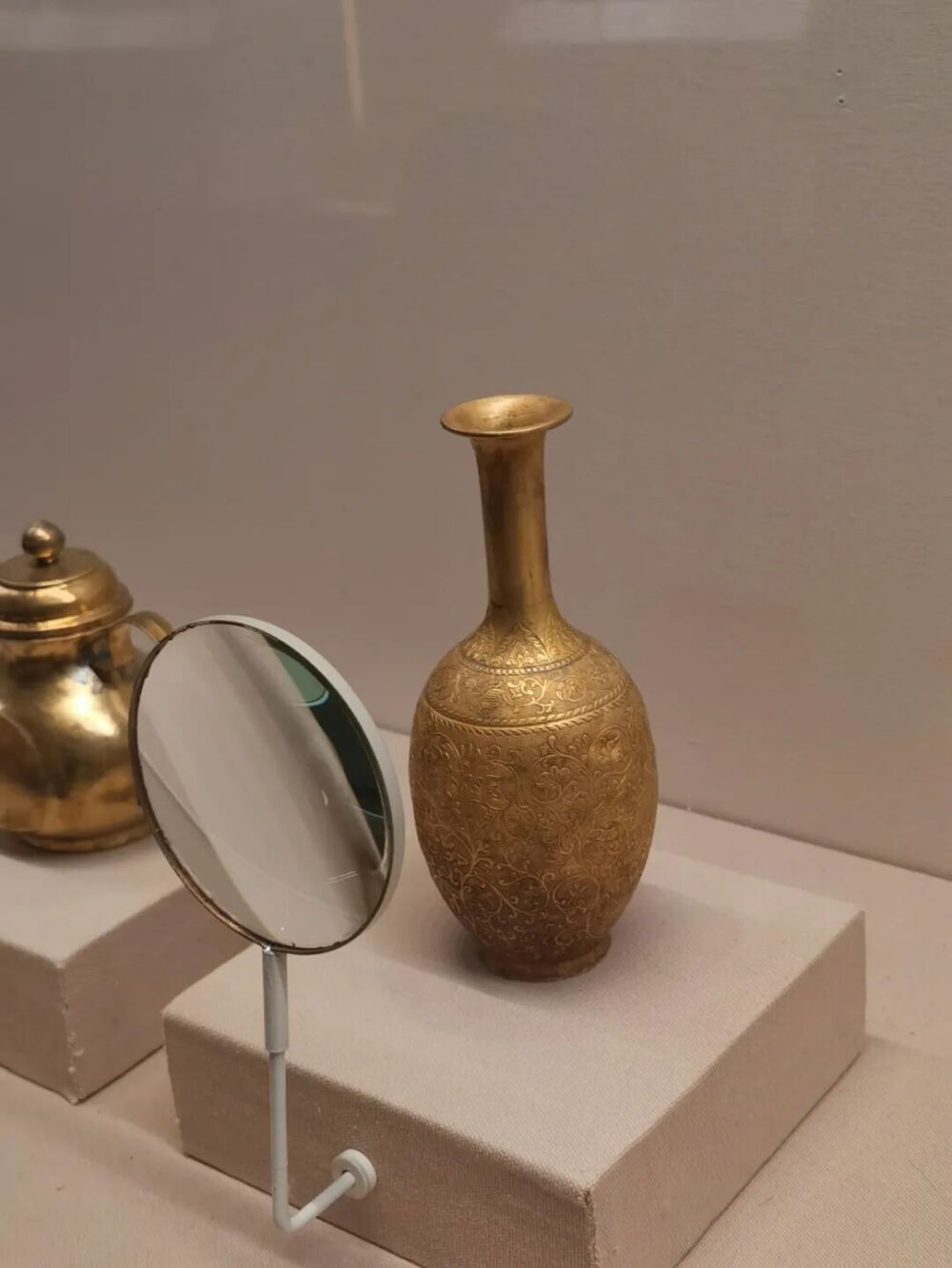 ▲   [辽] 缠枝花纹长颈金瓶故宫博物院藏