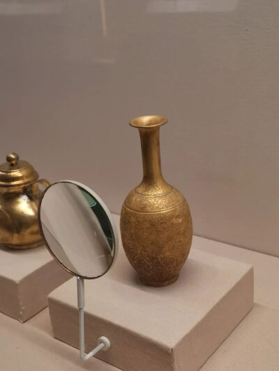 ▲   [辽] 缠枝花纹长颈金瓶故宫博物院藏