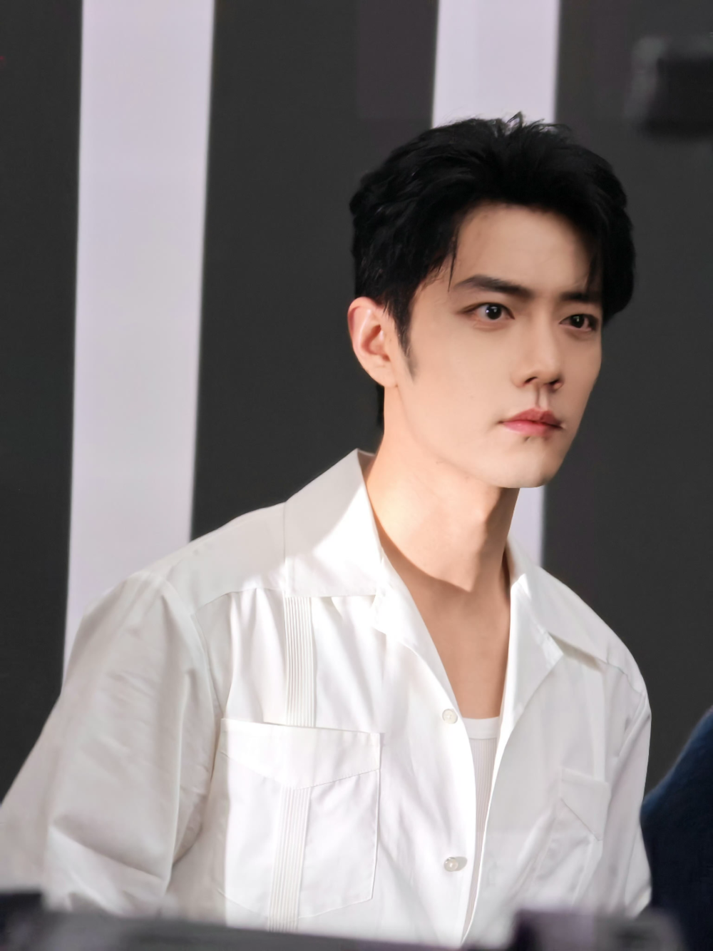 听不屈的呐喊，穿透炮火硝烟，分享莫得闲@肖战 #电影得闲谨制# 主题曲MV的瞬间！ ​​​