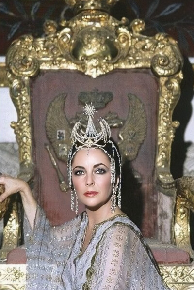 1975年，在俄罗斯拍摄电影《青鸟》期间，伊丽莎白·泰勒为《People》杂志拍摄了封面