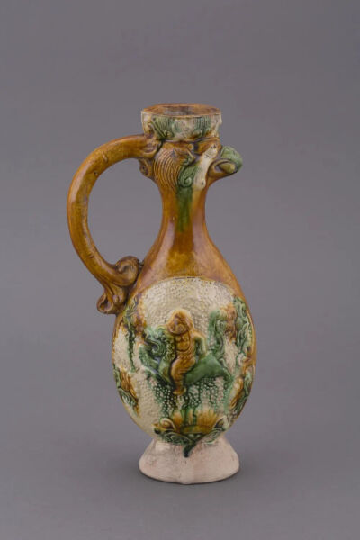 ▲ [唐] 三彩胡人骑狮纹凤首壶
观复博物馆藏