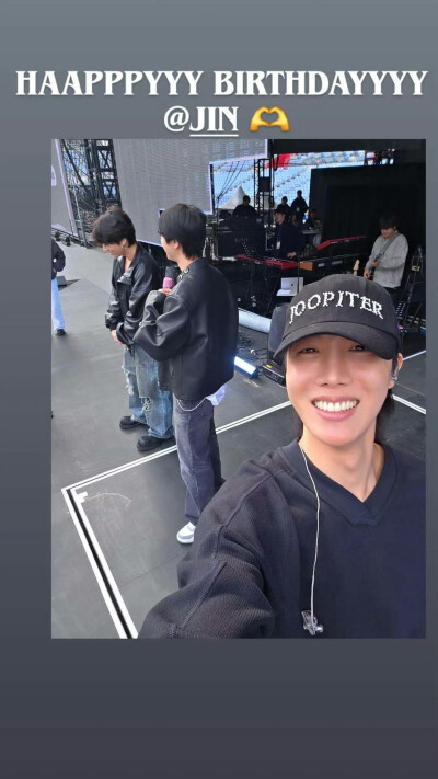 251204
郑号锡更新story