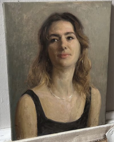 萨姆·克莱登是英国当代写实肖像与风景画家。他的艺术结合了19世纪现实主义、自然主义、文艺复兴与巴洛克风格，并融入印象派对光线与色彩的探索。克莱登强调“自然、光线、氛围与色彩设计”的力量，以油画捕捉人物与…