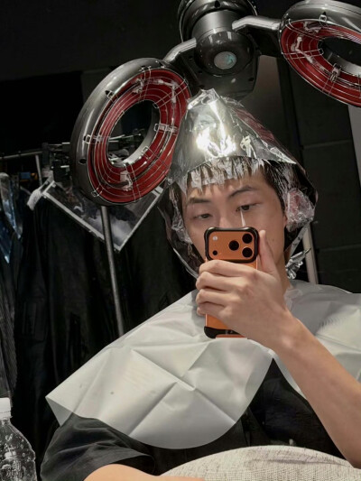 251205
金南俊更新ins