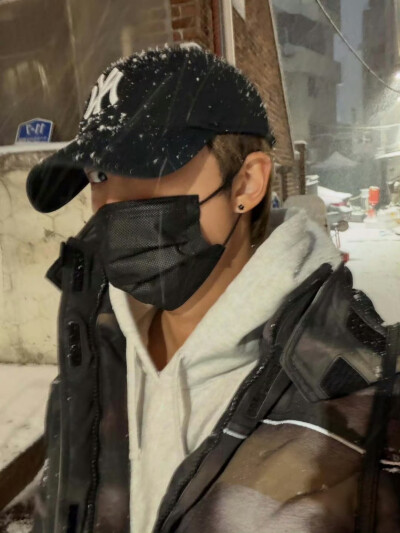 251205
金南俊更新ins