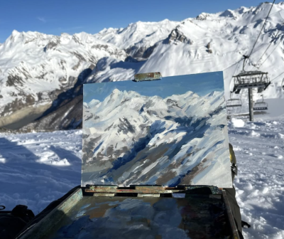 萨姆·克莱登是英国当代写实肖像与风景画家。他的艺术结合了19世纪现实主义、自然主义、文艺复兴与巴洛克风格，并融入印象派对光线与色彩的探索。克莱登强调“自然、光线、氛围与色彩设计”的力量，以油画捕捉人物与…