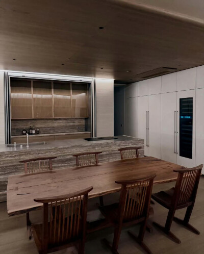 251205
金南俊更新ins